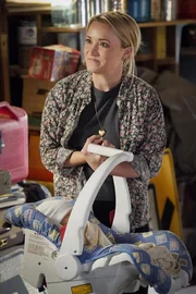 Emily Osment (Mandy).