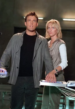 Michael Jannings (Ben Affleck) und Rachel (Uma Thurman) werfen einen Blick in die Zukunft.