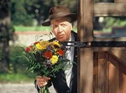 Theo (Ernst Stankovski) m&ouml;chte Hilde &uuml;berraschen.