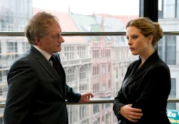 Franka (Diana Amft) versucht ihrem Chef Roland Kunze (Falk Rockstroh) zu erkl&auml;ren, dass sie &uuml;bel ausgetrickst wurde.