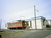 Elektrische Eisenbahn (Manx Electric Railway) entstanden durch den Umstand, dass die Steigungen und das Gefälle im Süden der Insel für die Dampflokomotiven zu steil waren. Sie sind die ältesten noch fahrenden Straßenbahnwagen der Welt (1893). Das Straßenbahndepot in der Inselhauptstadt Douglas schmückt sich mit einem riesigen Schriftzug, welcher dem in Hollywood Konkurrenz macht. Elektrische Eisenbahn (Manx Electric Railway) entstanden durch den Umstand, dass die Steigungen und das Gefälle im Süden der Insel für die Dampflokomotiven zu steil waren. Sie sind die ältesten noch fahrenden Straßenbahnwagen der Welt (1893). Das Straßenbahndepot in der Inselhauptstadt Douglas schmückt sich mit einem riesigen Schriftzug, welcher dem in Hollywood Konkurrenz macht.