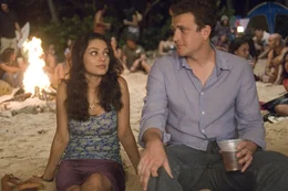 W&auml;hrend Peter (Jason Segel, r.) seinen "Ich will Sarah zur&uuml;ck"-Krieg f&uuml;hrt, bringt die h&uuml;bsche Hotelangestellte Rachel (Mila Kunis, l.) endlich wieder neue Perspektiven und Hoffnung in sein Leben ...