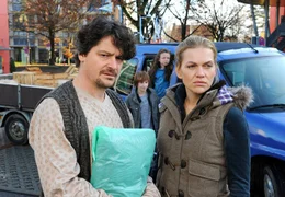 Robert (Fritz Karl) hat nach einem Verkehrsunfall das Ged&auml;chtnis verloren. Die hilfsbereite T&ouml;pferin Teresa (Anna Loos) nimmt ihn erstmal bei sich und ihren beiden Kindern Max (Felix Steitz) und Lisa (Mercedes Jadea Diaz) auf.