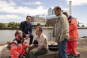 Alexander Hoffmann, ein Ex-Trinker, wurde in seinem Haus am Wasser niedergestochen und tödlich verletzt. Die Lübecker Ermittler Finn Kiesewetter (Sven Martinek, r.) und Lars Englen (Ingo Naujoks, 2.v.l.) müssen das Verbrechen aufklären. Was hat Bernd Reuter (Christian Bruhn, 3.v.l.) damit zu tun. Alexander Hoffmann, ein Ex-Trinker, wurde in seinem Haus am Wasser niedergestochen und tödlich verletzt. Die Lübecker Ermittler Finn Kiesewetter (Sven Martinek, r.) und Lars Englen (Ingo Naujoks, 2.v.l.) müssen das Verbrechen aufklären. Was hat Bernd Reuter (Christian Bruhn, 3.v.l.) damit zu tun.