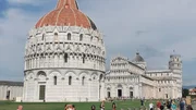 In der Toskana liegt die Stadt Pisa. Der schiefe Turm von Pisa ist weltbekannt.