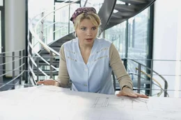 Verkleidet als Putzfrau, ist Peggy (Annette Frier) in die Firma von Dr. Schacht eingedrungen und entdeckt Maschinenbaupl&auml;ne von Anja ...