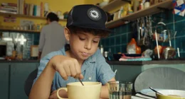 Au&szlig;erdem macht es Franz (Jossi Jantschitsch) zu schaffen, dass seine Stimme immer ganz piepsig wird, wenn er nerv&ouml;s ist. Zu den Coolen von der Schule geh&ouml;rt er definitiv nicht.