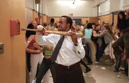 Zickenkrieg im Schulgeb&auml;ude: Mr. Duvall (Tim Meadows) holt Polizei und Feuerwehr ...
