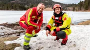 Tobi (rechts) checkt gemeinsam mit Flo von der DLRG, warum es gef&auml;hrlich ist, ins Eis einzubrechen. Weiteres Bildmaterial finden Sie unter www.br-foto.de.
