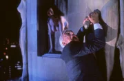 Lt. Frank Drebin (Leslie Nielsen,r.)
