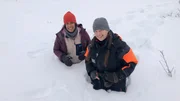 Auf der Suche nach den Moorschneehühnern sinken Pia und Terhi ganz schön tief in den Schnee ein. Auf der Suche nach den Moorschneehühnern sinken Pia und Terhi ganz schön tief in den Schnee ein.