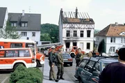 In Solingen sterben in der Nacht zum 29. Mai 1993 bei einem rassistischen Anschlag f&uuml;nf Menschen. Polizisten stehen vor dem ausgebrannten Haus der t&uuml;rkischen Familie Genc an der Unteren Wernerstrasse.