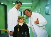 Iris (Jana Kilka) trifft Stefan (Sigmar Solbach, r.) und Dr. Thomas Reinhardt (Christopher Barker) im Krankenhaus, als sie Manuel besuchen will.