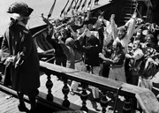 Die Hispaniola hat vor der Schatzinsel die Anker ausgeworfen. Kapitän Smollet (Jacques Monod, l.) gibt der Mannschaft Landurlaub. Die Hispaniola hat vor der Schatzinsel die Anker ausgeworfen. Kapitän Smollet (Jacques Monod, l.) gibt der Mannschaft Landurlaub.