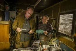 Bei der Durchsuchung werden Kluftinger (Herbert Knaup, links) und Hefele (Jockel Tschiersch) in Strehls Rucksack f&uuml;ndig.