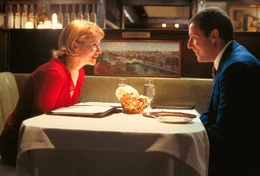 Bei ihrem ersten Date verlieben sich der neurotische Barry (Adam Sandler, rechts) und Lena (Emily Watson, links) ineinander.