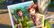 John, Peter Pan, Wendy und die Verlorenen Kinder sind in einem Polaroidbild eingefangen. Nun muss Tinker Bell rasch Hilfe holen. John, Peter Pan, Wendy und die Verlorenen Kinder sind in einem Polaroidbild eingefangen. Nun muss Tinker Bell rasch Hilfe holen.