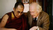 Archivaufnahme vom Dalai Lama und Heinrich Harrer zu den Dreharbeiten zu ServusTVs &bdquo;Bergwelten - Heinrich Harrer &ndash; Vom Eiger nach Lhasa".