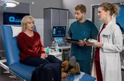 Durch ein CT wurde ein Anorisma bei Annemarie Schmitz (Katharina Abt, l.) festgestellt. Elly Winter (Juliane Fisch, r.) und Mikko Rantala (Luan Gummich, 2.v.r.) überbringen ihr die Nachricht. Durch ein CT wurde ein Anorisma bei Annemarie Schmitz (Katharina Abt, l.) festgestellt. Elly Winter (Juliane Fisch, r.) und Mikko Rantala (Luan Gummich, 2.v.r.) überbringen ihr die Nachricht.