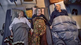 Die lebenserfahrene Philippa (Barbara Sukowa, Mitte) leitet jetzt zusammen mit Karin (Maren Kroymann, li.) und Gerhard (Heiner Lauterbach, re.) den Sch&uuml;lerladen ihrer Tochter.