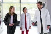 Dr. Marc Lindner (Christian Beermann, r.) hatte Leni Fichtner (Leonie Wesselow, l.) bereits einmal das Leben gerettet. Nun ist der Krebs zurück. Assistenzärztin Rebecca Krieger (Milena Straube, M.) steht Marc bei dieser Herausforderung zur Seite. Dr. Marc Lindner (Christian Beermann, r.) hatte Leni Fichtner (Leonie Wesselow, l.) bereits einmal das Leben gerettet. Nun ist der Krebs zurück. Assistenzärztin Rebecca Krieger (Milena Straube, M.) steht Marc bei dieser Herausforderung zur Seite.