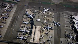 Flughafen  +++ Die Verwendung des sendungsbezogenen Materials ist nur mit dem Hinweis und Verlinkung auf RTL+ gestattet. +++