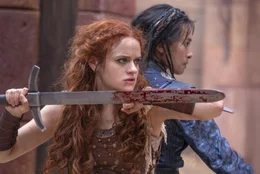Die Prinzessin (Joey King, l.); Linh (Veronica Ngo, r.)