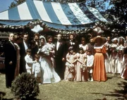 Anl&auml;sslich der Hochzeit von Connie Corleone posiert der Pate (Marlon Brando, M.) mit seiner Familie und seinen Freunden f&uuml;r ein Gruppenbild ...