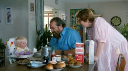 Bull Webster (Bud Spencer, M.); Betty Webster (Sharon Madden, r.)