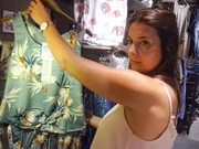 Svenja auf der Suche nach dem perfekten Sommertop.