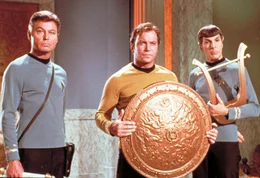 Trotz ihrer gro&szlig;en Erfahrung ist diese Mission auch f&uuml;r Dr. Leonard McCoy (DeForest Kelley, l.), Admiral James T. Kirk (William Shatner, M.) und Commander Spock (Leonard Nimoy, r.) eine Herausforderung.