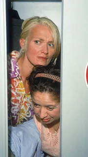 Rita (Gaby K&ouml;ster, l.) und Gisi (Franziska Traub) belauschen "zuf&auml;llig" ein Telefonat von Filialleiter Schumann mit seinem Chef von der Zentrale. So kommen sie einer &uuml;blen Intrige Schumanns auf die Schliche...