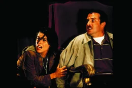 Um den M&ouml;rder zu entlarven, setzt Deputy Dewey Riley (David Arquette, r.) Sidney (Neve Campbell, l.) als K&ouml;der ein. Eine verh&auml;ngnisvolle Entscheidung ...
