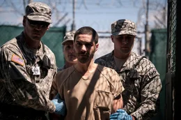 Mohamedou Ould Slahi (Tahar Rahim) ist in der Gewalt des US-Milit&auml;rs.
