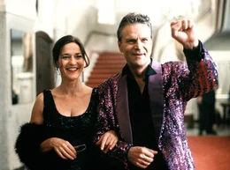 Robert Merten (Peter Sattmann) ist ein charmanter Begleiter f&uuml;r Hildegard  Timm (Charlotte Schwab).