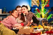 Sarah, Tina und Maja feiern zusammen ein besinnliches Weihnachten in der WG. Von links: Sarah (Sophie Reiml), Maja (Godiva Adela), Tina (Anita Eichhorn).
