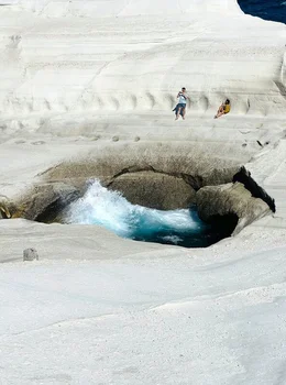Die Mondlandschaft Sarakiniko auf Milos, der Vulkanismus hat hier eine einzigartige Landschaft geformt.