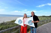 Mit den &bdquo;Grenzenlos k&ouml;stlich&ldquo;-Drachen: Tamina Kallert (l) und Bj&ouml;rn Freitag fragen sich, ob der Wind stark genug ist, um sie steigen zu lassen.