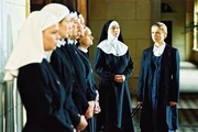 Nach dem Bekanntwerden von Klaras (Julia Brendler, r.) Schwangerschaft, fordern die Frau Oberin und die anderen Klosterschwestern ihre Mitschwester auf, das Kloster zu verlassen.