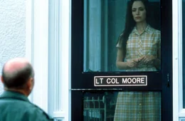 US-Colonel Hal Moore lebt zusammen mit seiner Ehefrau Julie (Madeleine Stowe) und seinen Kindern auf dem St&uuml;tzpunkt. Eines Tages soll er seine M&auml;nner in eine reine Kamikaze-Mission f&uuml;hren ...