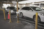 Mehrere Fahrzeuge warten in der Schlange, um die Grenze in El Paso, TX, zu passieren.