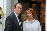 So langsam entwickelt DI Robert Lewis (Kevin Whately) Verständnis für die ständigen Einmischungen Michelle Marbers (Celia Imrie) in die Ermittlungen des aktuellen Falles. So langsam entwickelt DI Robert Lewis (Kevin Whately) Verständnis für die ständigen Einmischungen Michelle Marbers (Celia Imrie) in die Ermittlungen des aktuellen Falles.