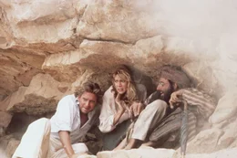 Omars M&auml;nner sind nicht abzusch&uuml;tteln. Sie bringen Joan (Kathleen Turner, M.), Jack (Michael Douglas, l.) und den Heiligen Mann (Avner Eisenberg, r.) in ihre Gewalt ...