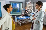 Dr. Theresa Koshka (Katharina Nesytowa, r.) und ihre Prüferin Anja Lokosch (Aline Hochscheid, M. hinten) haben keinen besonders glücklichen Start. Theresa versucht zu retten, was noch zu retten ist - mehr oder weniger erfolgreich. Dabei ist sie ahnungslos, dass sie auch noch Dr. Leyla Sherbaz (Sanam Afrashteh, l.) Freundin, gegenüber steht. Dr. Theresa Koshka (Katharina Nesytowa, r.) und ihre Prüferin Anja Lokosch (Aline Hochscheid, M. hinten) haben keinen besonders glücklichen Start. Theresa versucht zu retten, was noch zu retten ist - mehr oder weniger erfolgreich. Dabei ist sie ahnungslos, dass sie auch noch Dr. Leyla Sherbaz (Sanam Afrashteh, l.) Freundin, gegenüber steht.