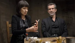 Um die Versicherung zu t&auml;uschen, muss Karen (Corinna Harfouch) einen Finger opfern. Bruno (Ulrich Matthes) ist von ihrer Konsequenz beeindruckt.