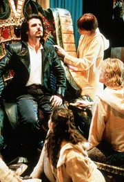 Seth (Robert Duncan) wird von seinen manipulierten Untertahnen (Darsteller nicht bekannt) umschw&auml;rmt. Carter (Amanda Tapping, re.) ist auch in seinem Bann.