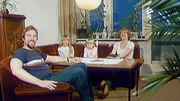 Eine Familie in neuer Wohnung am Stadtrand von Berlin. Eine Familie in neuer Wohnung am Stadtrand von Berlin.