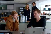 Leonie (Valerie Sophie Körfer, l.) versucht mit Sebastians (Matthi Faust, r.) Hilfe, das Automodell der Gangster herauszufinden. Linett (Stefanie Stappenbeck, M.) hört sich die Sorgen von Leonies Vater (Florian Stetter, 2.v.r.) an. Leonie (Valerie Sophie Körfer, l.) versucht mit Sebastians (Matthi Faust, r.) Hilfe, das Automodell der Gangster herauszufinden. Linett (Stefanie Stappenbeck, M.) hört sich die Sorgen von Leonies Vater (Florian Stetter, 2.v.r.) an.
