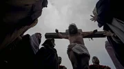 Nach Stunden der &ouml;ffentlichen Dem&uuml;tigung und Gei&szlig;elung wird Jesus gekreuzigt.