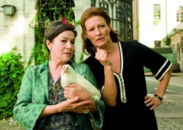Direktorin Theobald (Hannelore Elsner) und Frau M&auml;gerlein (Suzanne von Borsody) k&ouml;nnen kaum glauben, welches Spektakel sich auf Lindenhof abspielt.